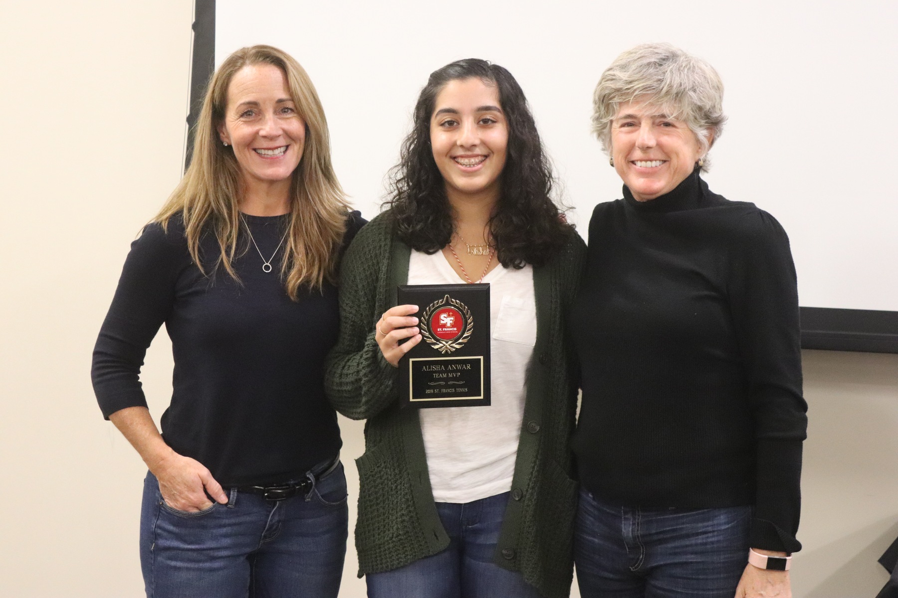 Sophomore Alisha Anwar Named Tennis Team MVP
