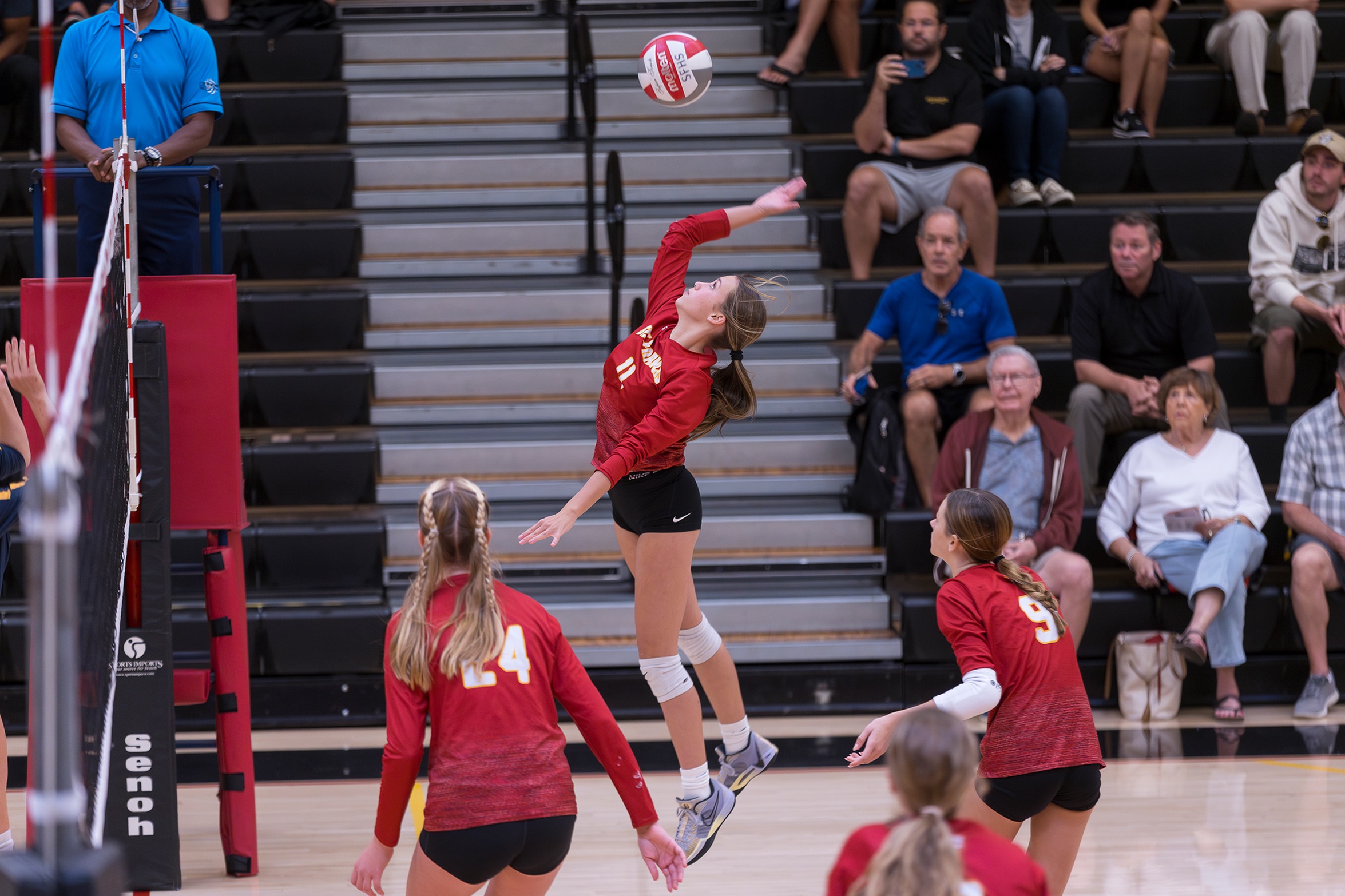 Frosh overcomes early deficits in straight-set win over Trojans